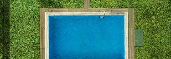 Schwimmbecken mit blauem Wasser im Garten
